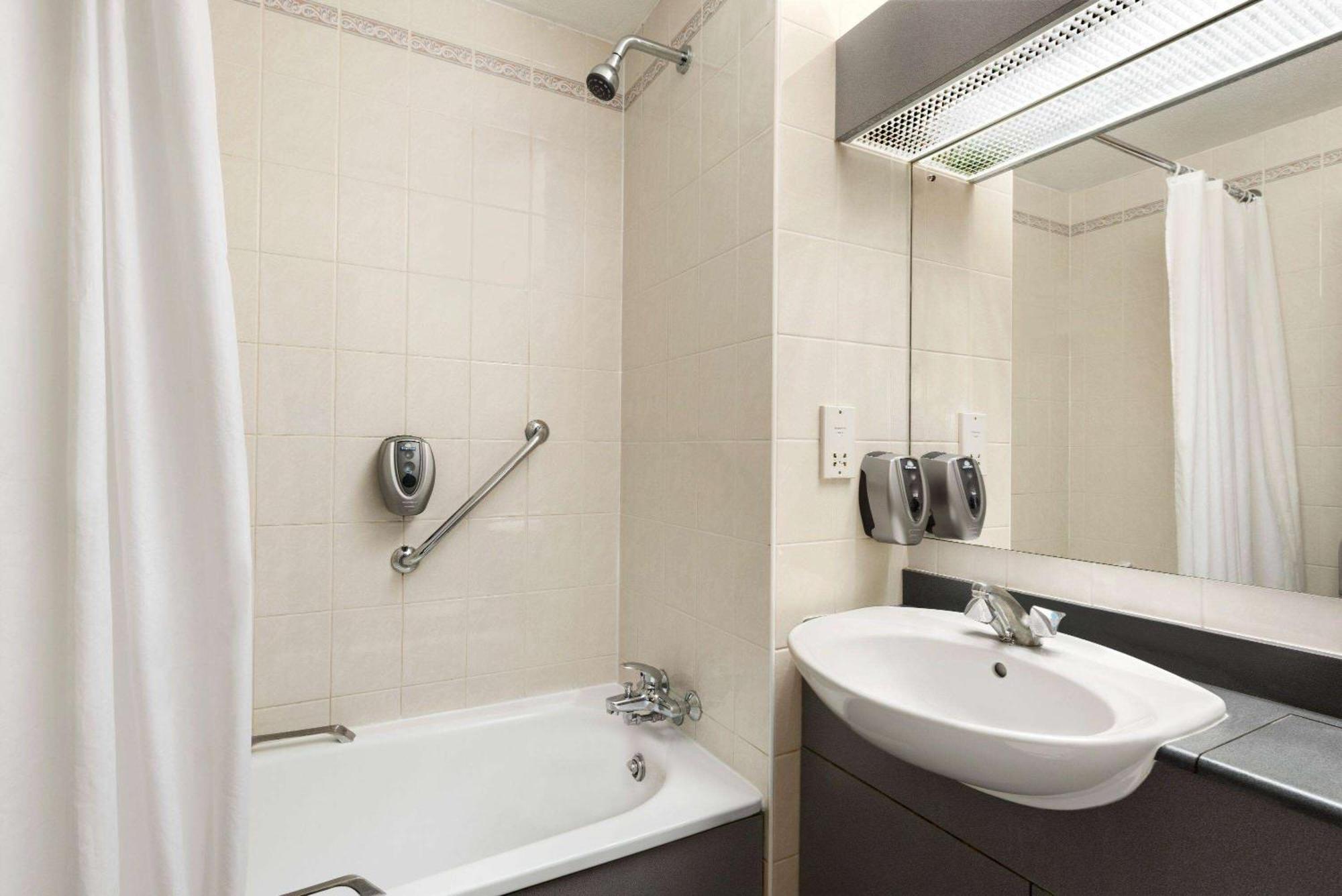 Days Inn Stafford Ngoại thất bức ảnh
