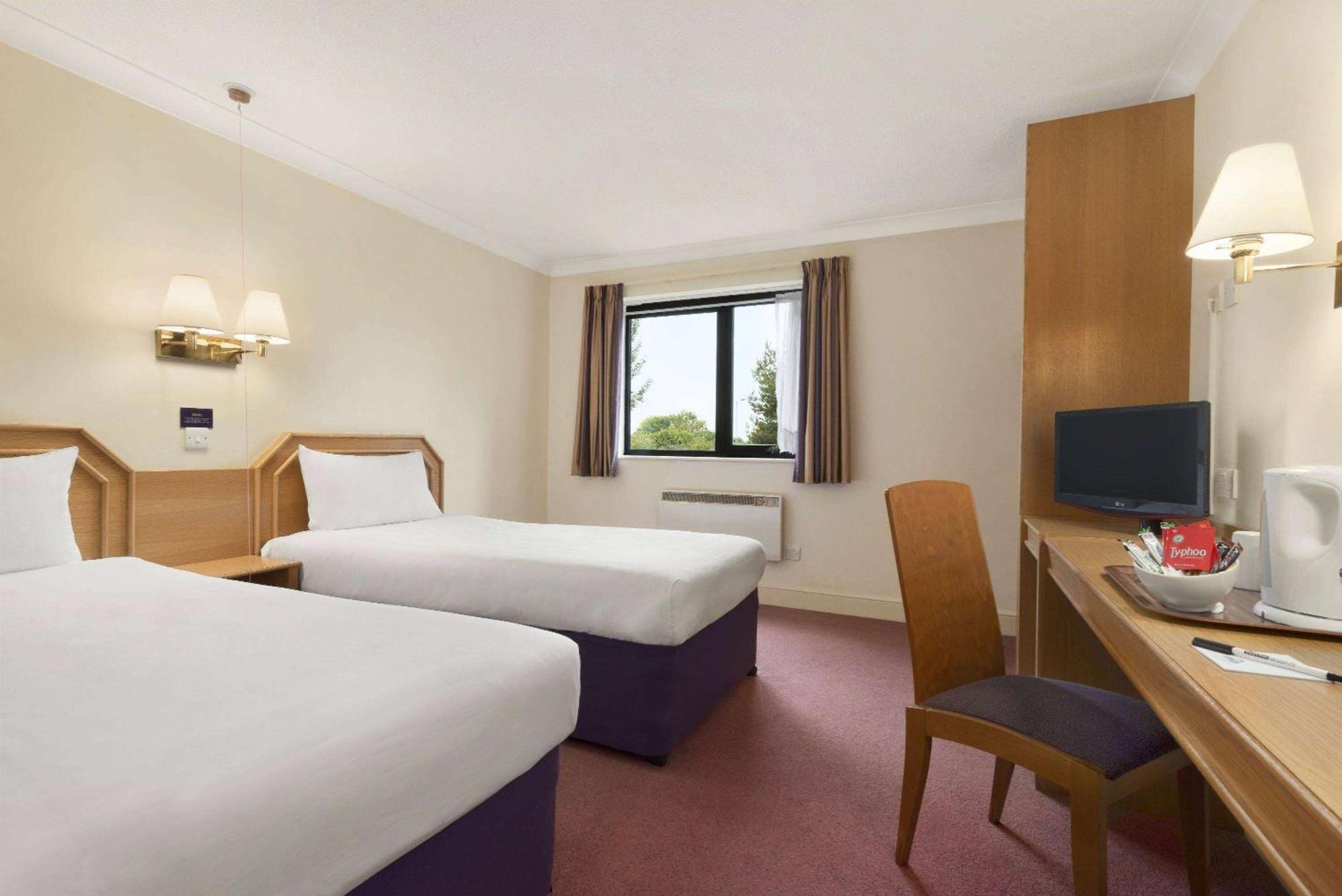 Days Inn Stafford Ngoại thất bức ảnh